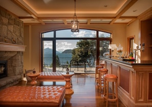 Bar (on property) - Villa Beluno Hotel & Spa, small luxury hotels of the world (San Carlos de Bariloche)