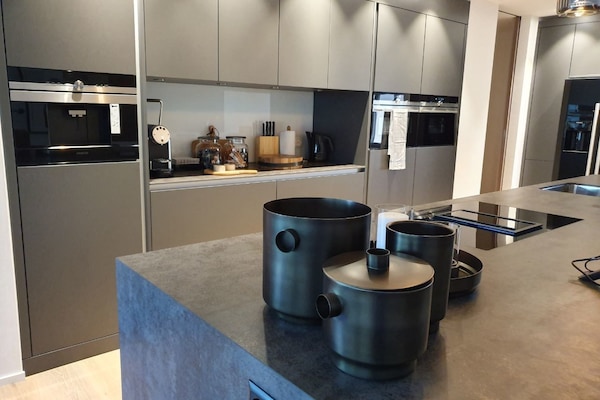 City Apartment | Private kitchen | Full-size fridge, oven, stovetop, dishwasher