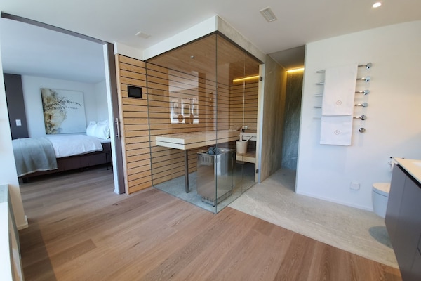 City Apartment | Bathroom | Free toiletries, hair dryer, bathrobes, slippers