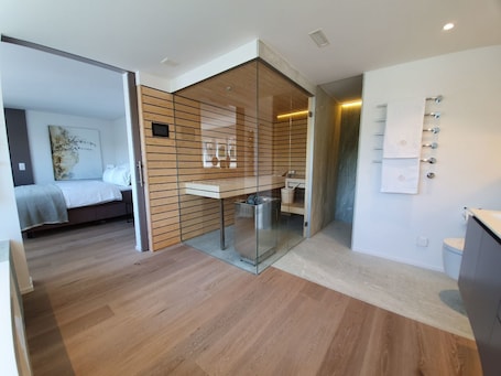 City Apartment | Bathroom | Free toiletries, hair dryer, bathrobes, slippers