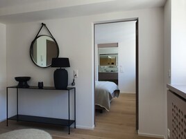 City Apartment | Bar mini, meja, ruang kerja komputer riba, seterika/papan seterika