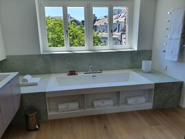 City Apartment | Pemandangan dari bilik