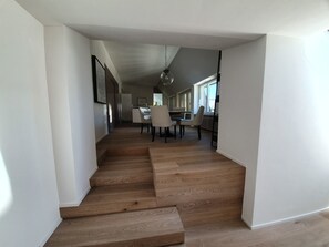 Departamento superior | Área de sala de estar | Televisión de pantalla plana