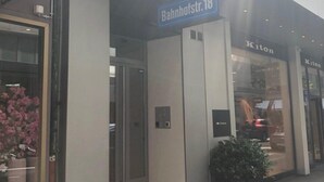 Een gebouw met een bord waarop 
