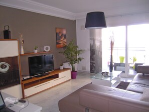 Appartement Deluxe, 2 chambres, non-fumeur, vue sur la ville | Aire de séjour | Téléviseur à écran plat, lecteur de DVD