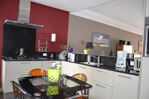 Appartement Deluxe, 2 chambres, non-fumeur, vue sur la ville | Cuisine partagée | Réfrigérateur, four à micro-ondes, un four, surface de cuisson