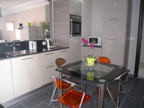 Leilighet – deluxe, 2 soverom, ikke-røyk, byutsikt | Eget kjøkken | Kjøleskap, mikrobølgeovn, ovn og kokeplater