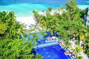 Außenpool, Sonnenschirme, Liegestühle