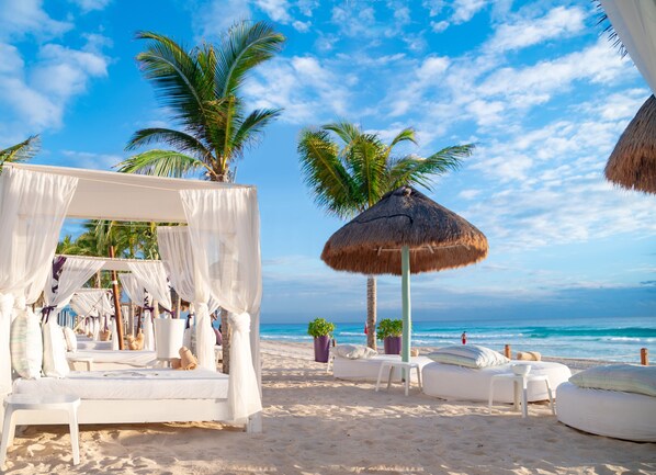 On the beach, white sand, beach bar - The Sens Cancun By Oasis (Cancun)