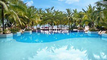 Piscine extérieure, parasols, chaises longues