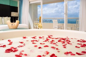 Minibar, blackout drapes, iron/ironing board, free WiFi - The Sens Cancun By Oasis (Cancun)