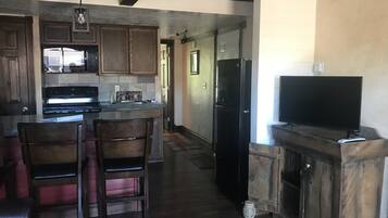 Condo, 1 Queen Bed | Private kitchen | Fridge, microwave, stovetop, coffee/tea maker