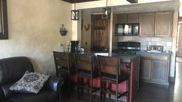 Condo, 1 Queen Bed | Private kitchen | Fridge, microwave, stovetop, coffee/tea maker
