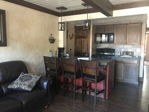 公寓客房, 1 張加大雙人床 | 私人廚房 | 雪櫃、微波爐、爐具、咖啡機/沖茶器