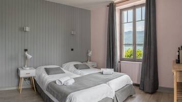 Room, Lake View