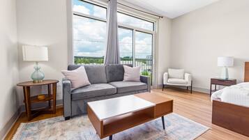 Studio | Peti besi dalam bilik, dihias secara berasingan