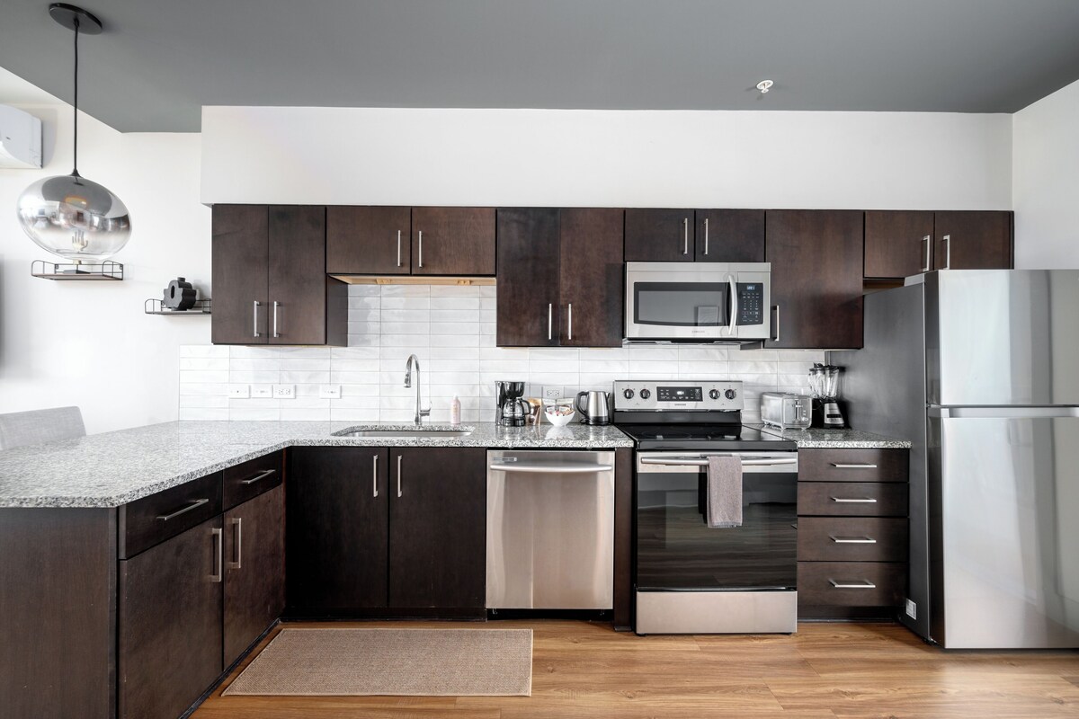 The Max Patch Room | Private kitchen | Coffee/tea maker, full-size fridge, microwave, oven