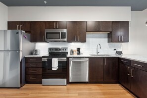 Monolocale | Cucina privata | Frigorifero con congelatore, microonde, forno, piano cottura