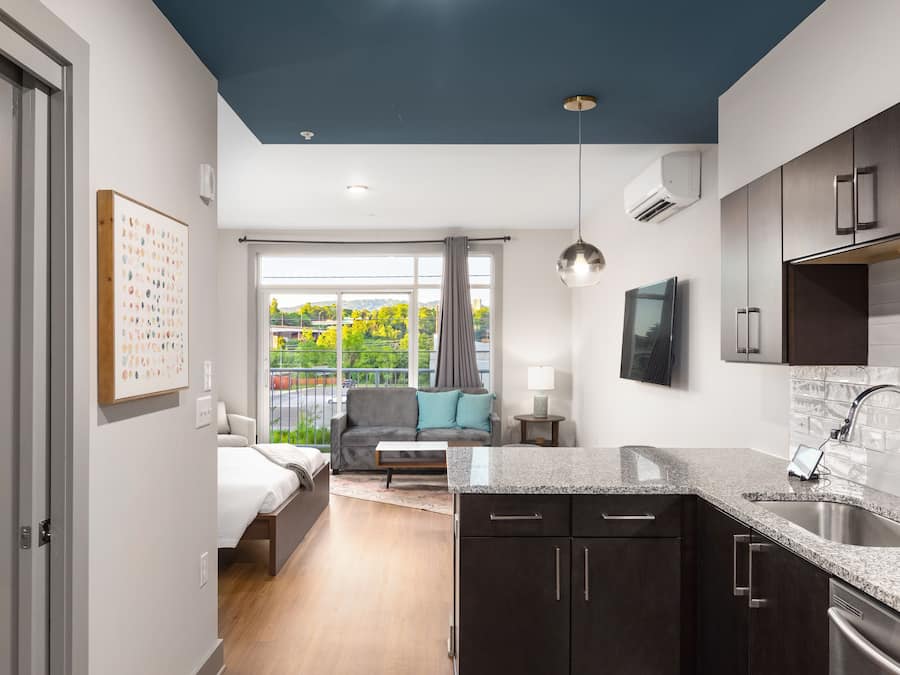 Lemari es besar, microwave, oven, dan kompor