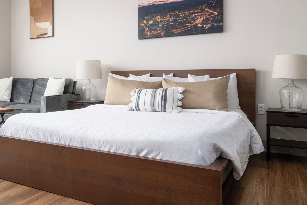 The Harmony Room | In-room safe, laptop workspace, blackout drapes, iron/ironing board