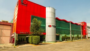 A modern building with a red facade, a cylindrical structure, and a sign reading "SALIRA". - Hotel Verona (Tlalnepantla de Baz)