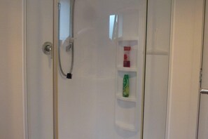 Shower, hair dryer, towels, soap - Monty's self-contained unit (Kawhia)