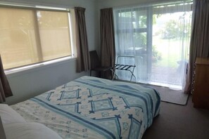 2 bedrooms, iron/ironing board, travel cot, free WiFi - Monty's self-contained unit (Kawhia)