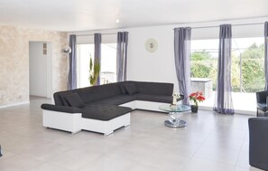 TV, fireplace - Stunning home in Sernhac (Sernhac)