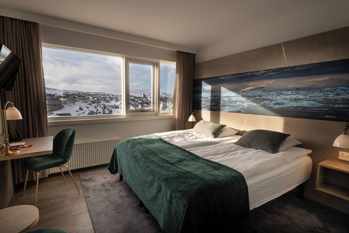 أغطية فراش متميزة ومساحة عمل للكمبيوتر المحمول وستائر تعتيم