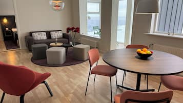 Grand-Apartment, 1Â King-Bett | Hochwertige Bettwaren, individuell dekoriert, individuell eingerichtet