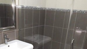 Shower, towels, soap, toilet paper - Résidence Taissir (Dakar)
