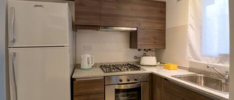 Microondas, horno, cafetera y tetera y tostadora