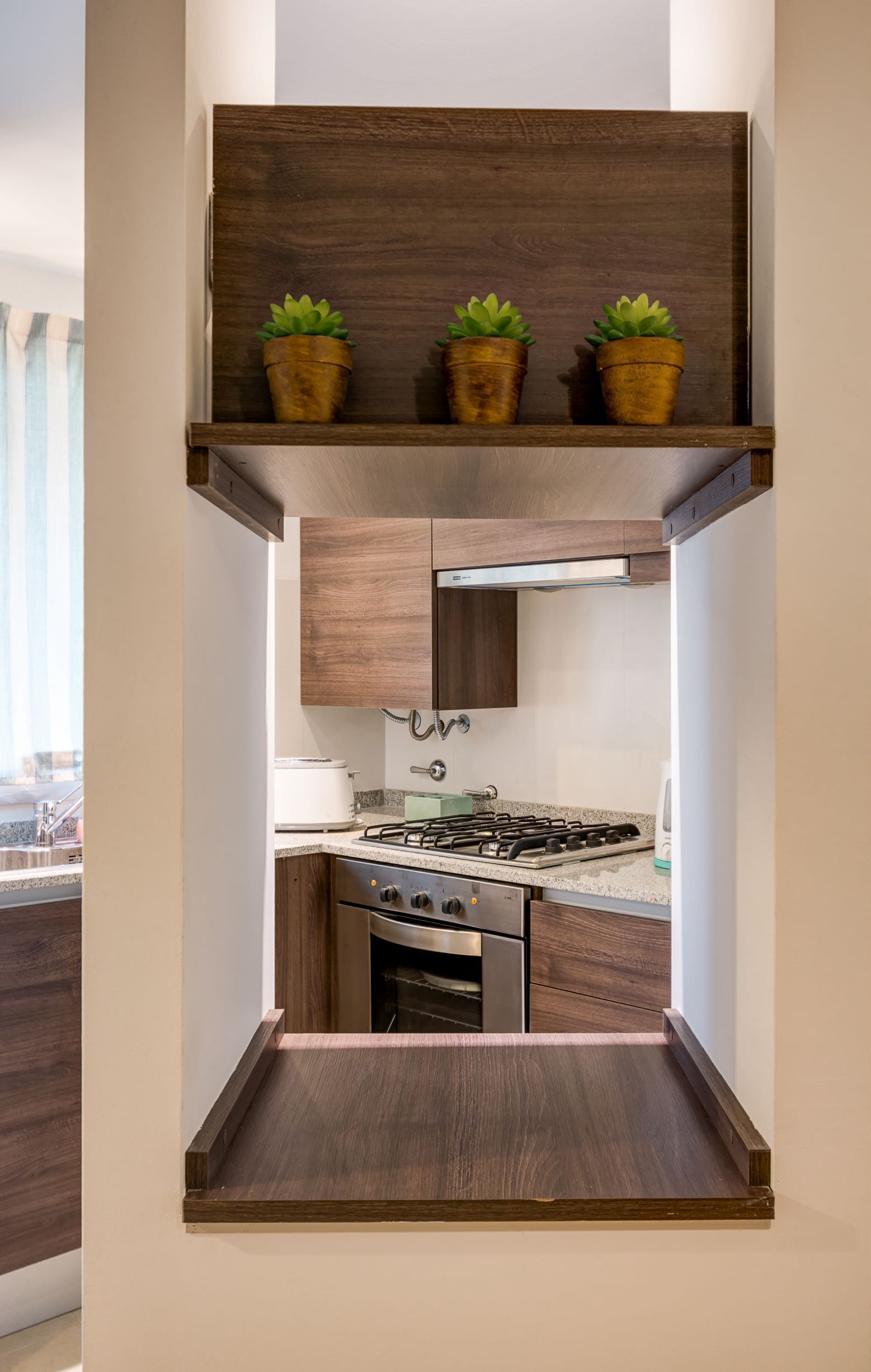 Four à micro-ondes, un four, cafetière-théière, grille-pain