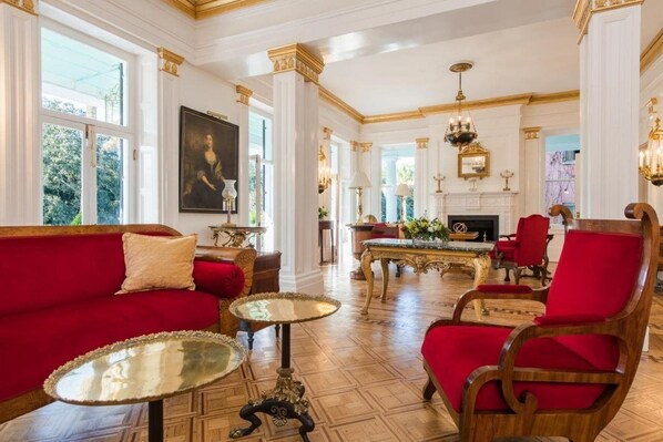 Unclassified image, 1 of 57, button - Battery Carriage House Inn (Charleston)