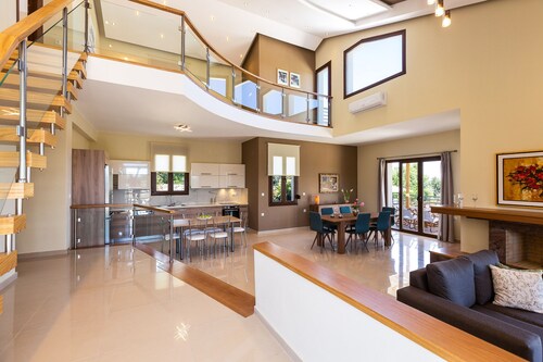 Villa Anatoli, retraite tranquille! Villa adaptée aux enfants, aire de jeux extérieure!