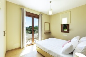 6 bedrooms, in-room safe, desk, iron/ironing board