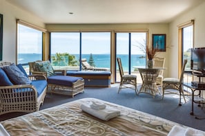 Desk, iron/ironing board, WiFi, bed sheets - Palm Beach Lodge (Palm Beach)