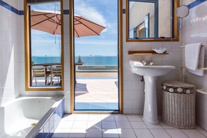 Sèche-cheveux, serviettes fournies, savon, papier toilette