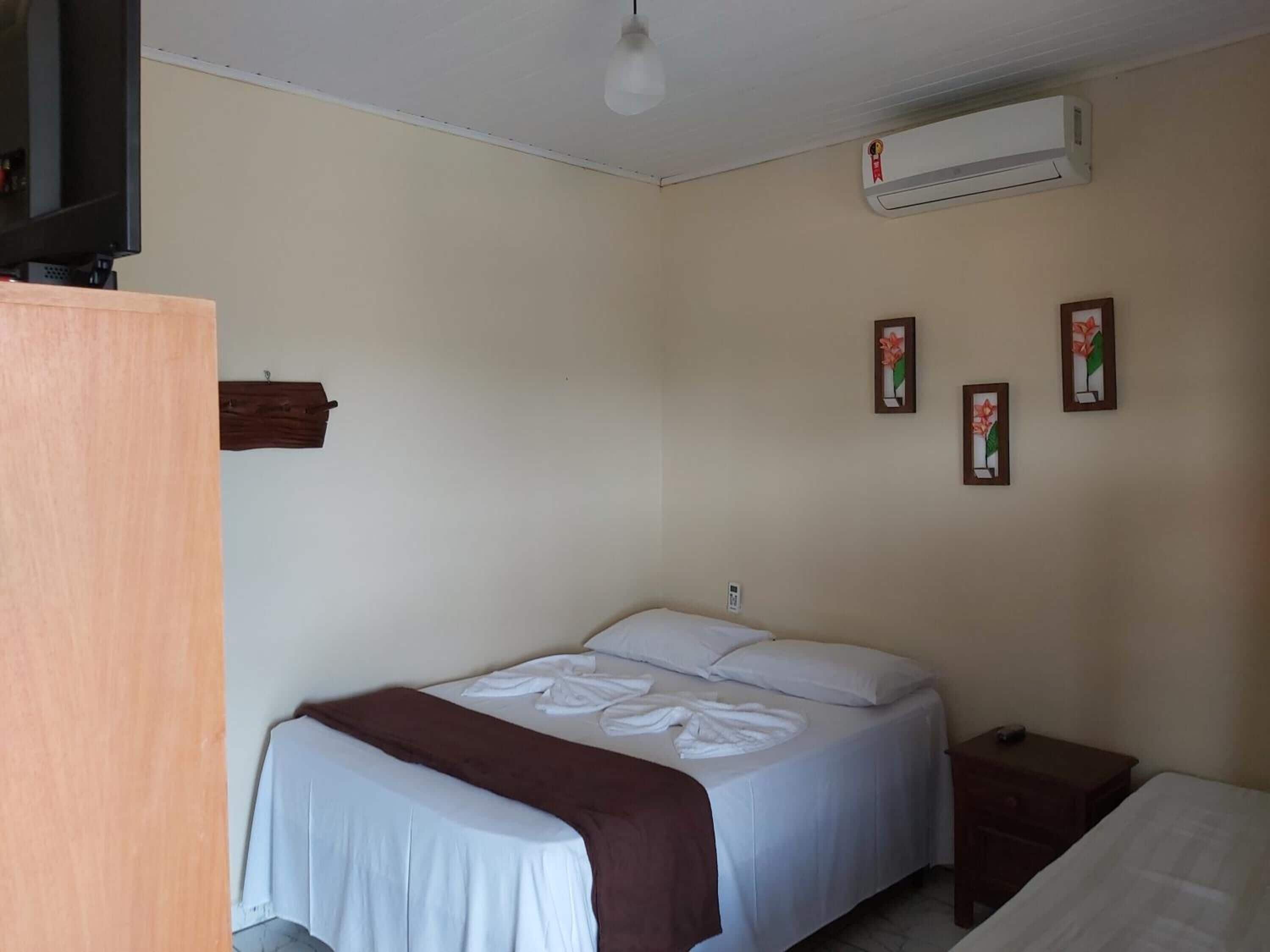 Quarto casal | Frigobar, cortinas blackout, Wi-Fi de cortesia, roupa de cama