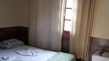 迷你吧、遮光窗帘、免费 WiFi、床单