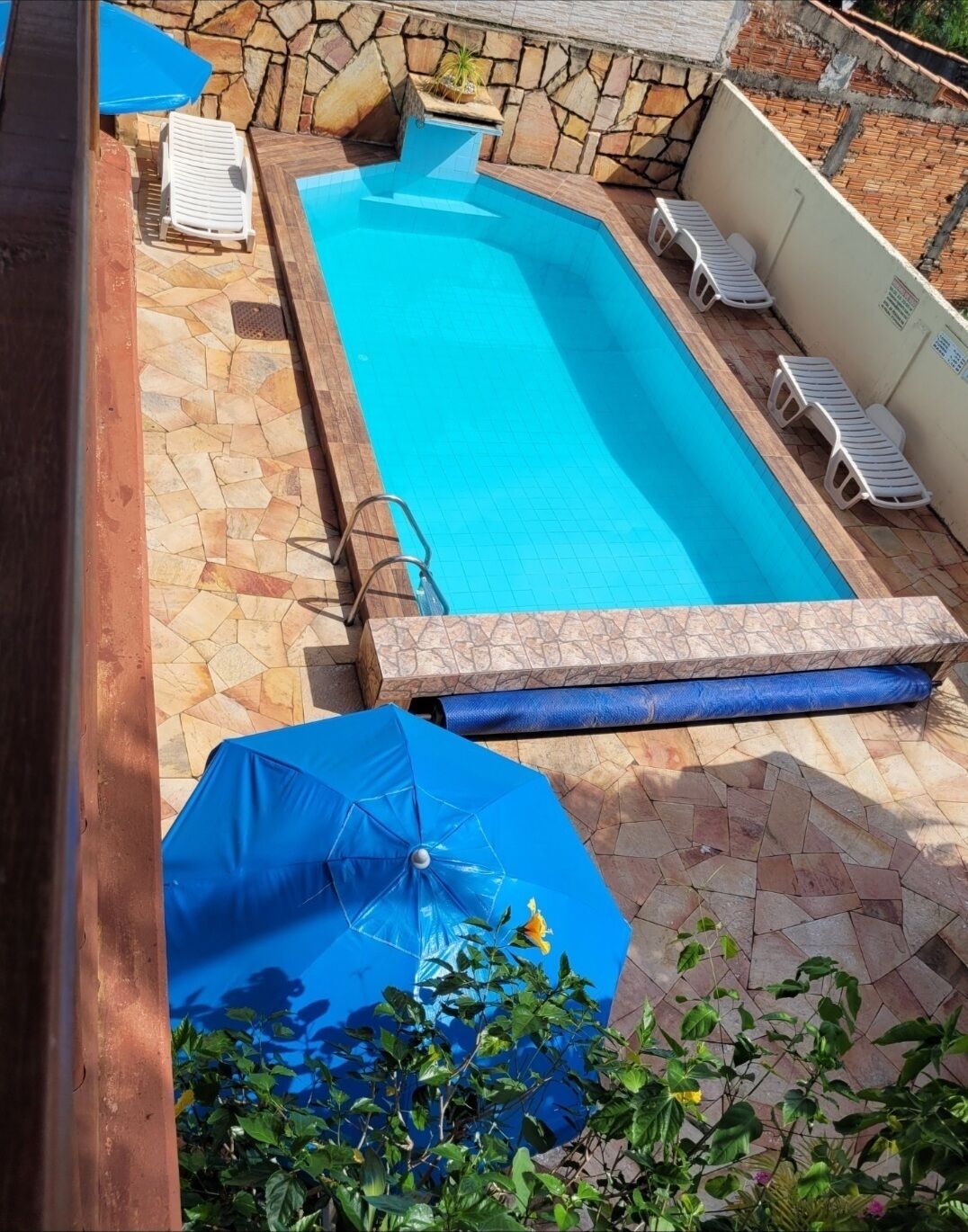 Piscine extérieure, chaises longues