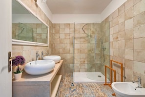Een douche, een haardroger, een bidet, handdoeken