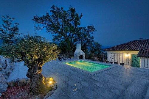 Beautiful newly renovated villa with private pools 
