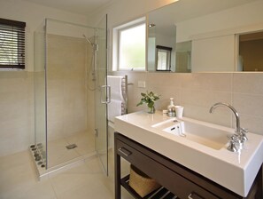 Bathtub, hair dryer, towels, soap - Bungalow in Paradise - Tahi (Pataua North)