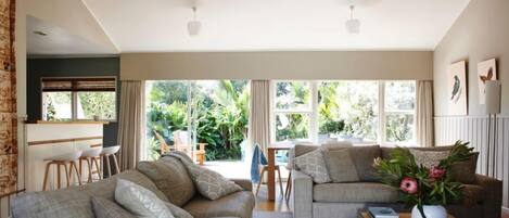 Télévision, lecteur de DVD, chaîne hi-fi