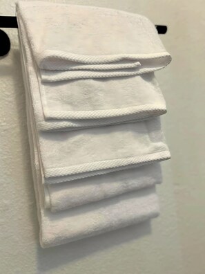 Chuveiro/banheira combinados, toalhas de banho, sabonete, shampoo