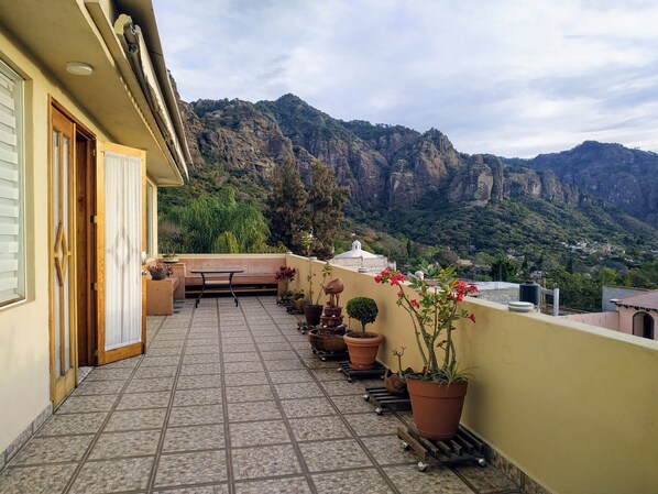 Departamento panorámico, 1 habitación, cocina, vista a la montaña | Terraza o patio