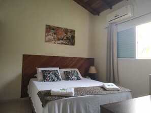 Quarto casal standard | Roupas de cama antialérgicas, escrivaninha, cortinas blackout