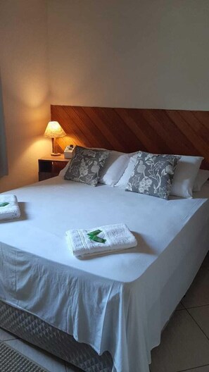 Hypo-allergenic bedding, desk, blackout curtains, soundproofing - Mares de Camburizinho (São Sebastião)