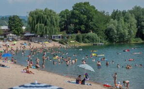 Una spiaggia nelle vicinanze, lettini da mare